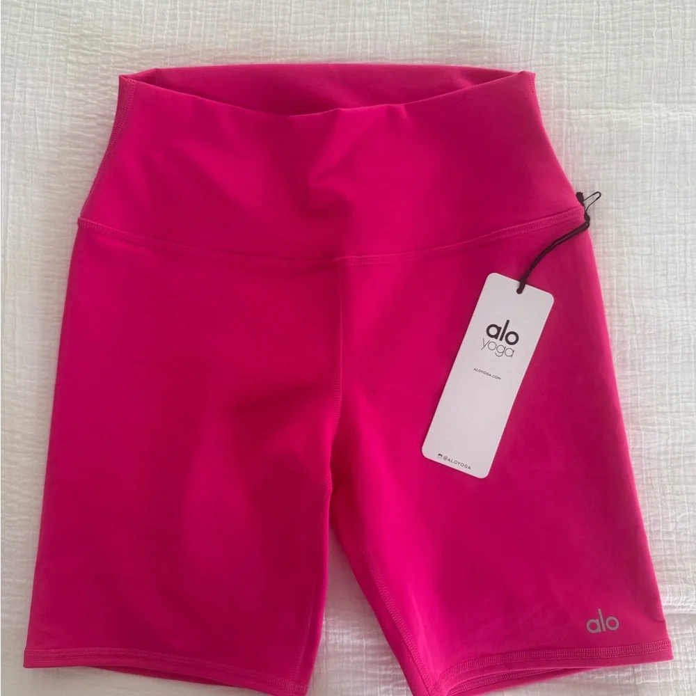 ALO Yoga Women's Bright Pink Bike Shorts - Picture 2 of 2